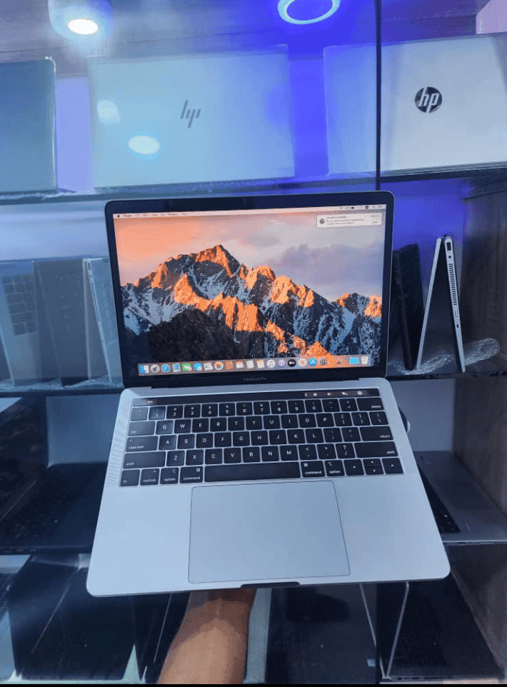 2018 Apple MacBook Air/i5/touchbar/8gbram/256ssd